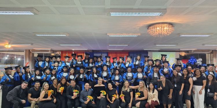 Formandos da EJA SESI celebram conquista no clube do trabalhador