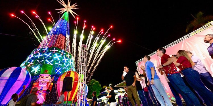 Manaus ganha árvore de Natal de 30 metros com hologramas e bolhas de sabão instagramáveis