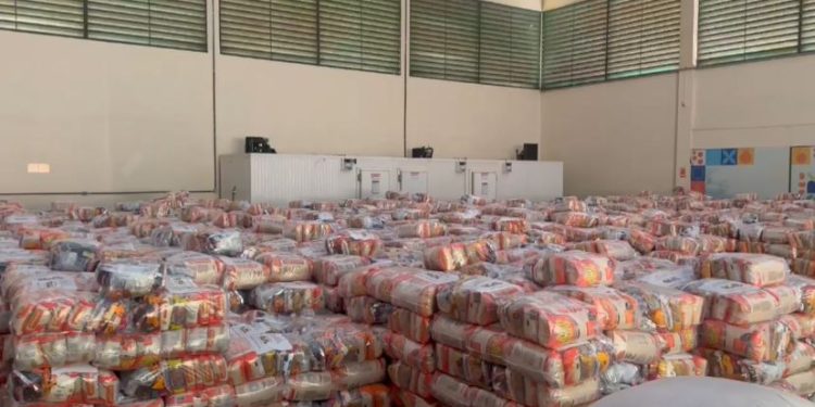 Fepiam envia 20 toneladas de alimentos e kits de água ao Purus