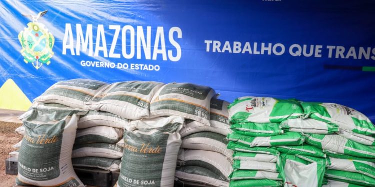 Sepror entrega ração a pecuaristas de Careiro Castanho