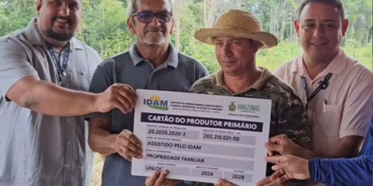 Idam entrega documentação a agricultores familiares da zona rural de Manaus