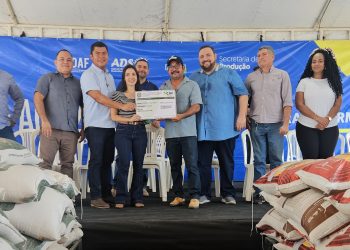 Idam entrega documentos rurais a agricultores familiares de Presidente Figueiredo