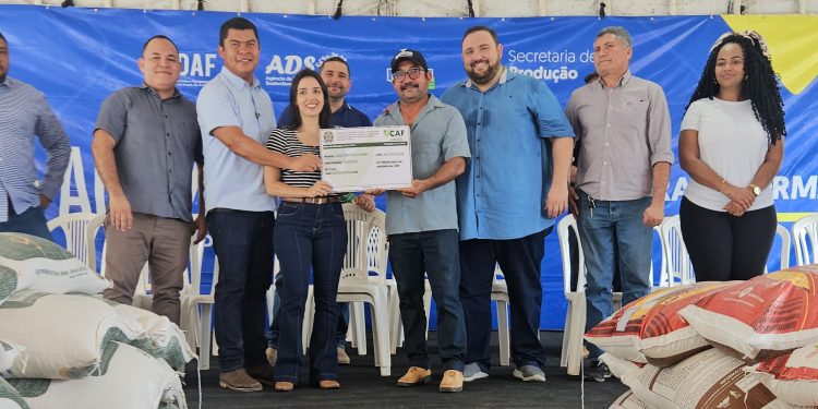Idam entrega documentos rurais a agricultores familiares de Presidente Figueiredo