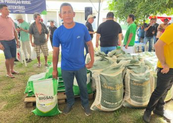 Sepror entrega 6,5 toneladas de insumo alimentar animal aos produtores de Itacoatiara