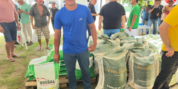 Sepror entrega 6,5 toneladas de insumo alimentar animal aos produtores de Itacoatiara