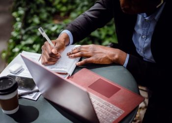 Tarbell Fellowship lança programa de bolsas para jornalistas especializados em IA