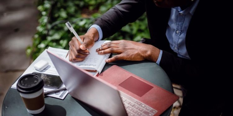 Tarbell Fellowship lança programa de bolsas para jornalistas especializados em IA