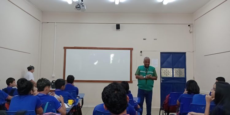 Ipaam promove ação educativa em escolas de Parintins