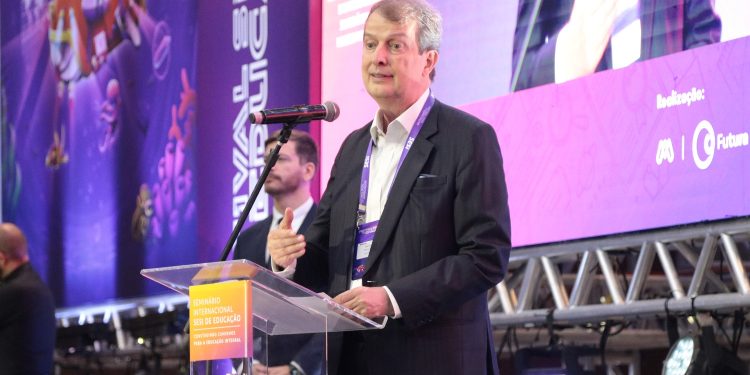 Cenário digital desafia educação brasileira