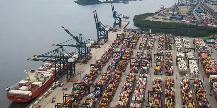 Economia brasileira cresce 3,4%, maior alta desde 2021