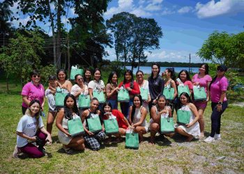 Ação em comunidade indígena transforma maquiagem em ferramenta de empoderamento