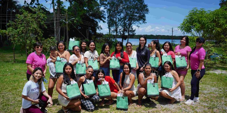 Ação em comunidade indígena transforma maquiagem em ferramenta de empoderamento