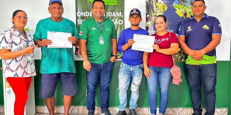 Agricultores de Envira são beneficiados com R$ 61 mil em crédito e documentos rurais