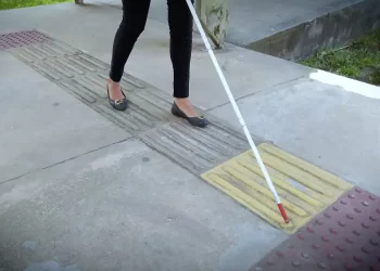 Com apoio da inteligência artificial, cegos ganham mais autonomia na locomoção