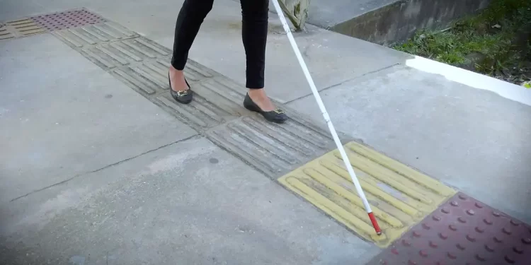 Com apoio da inteligência artificial, cegos ganham mais autonomia na locomoção