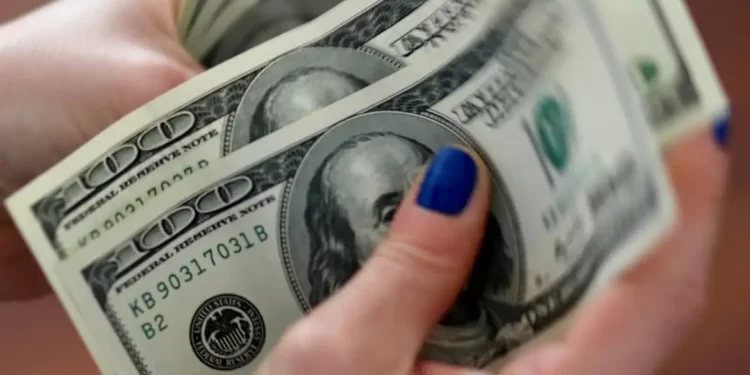 Dólar cai para R$ 5,60, e bolsa fecha em máxima histórica