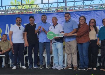 Governo do Amazonas entrega 116 documentos rurais a agricultores familiares