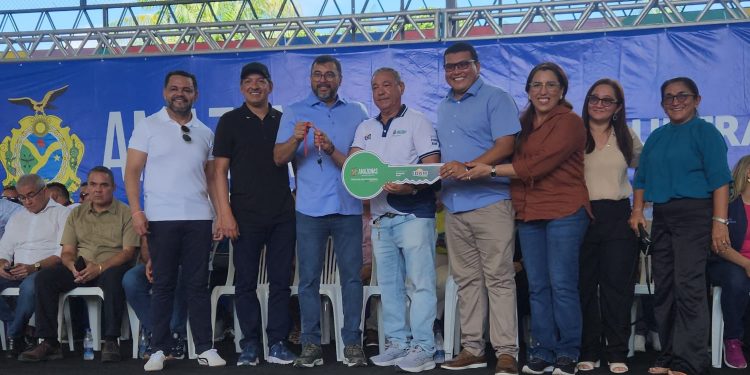 Governo do Amazonas entrega 116 documentos rurais a agricultores familiares