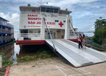 Barco Hospital São João XXIII leva atendimento à zona rural de Urucará em nova expedição
