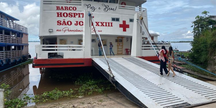 Barco Hospital São João XXIII leva atendimento à zona rural de Urucará em nova expedição