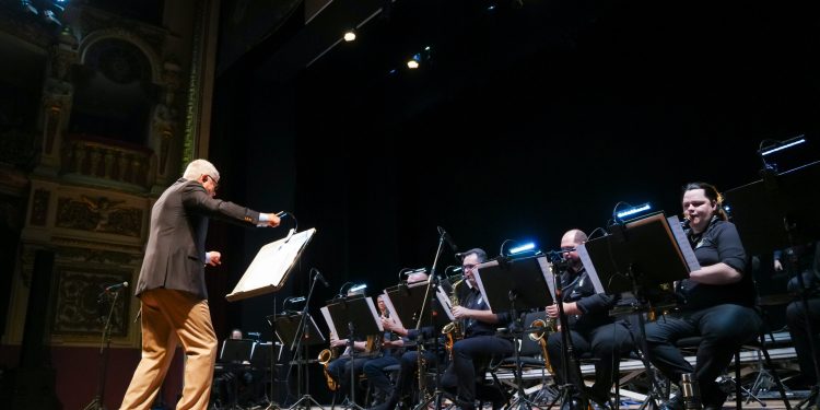 Amazonas Band apresenta Repeteco no Teatro da Instalação