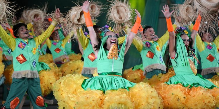 Festival Folclórico do Amazonas 2025 emociona com espetáculos culturais e indígenas