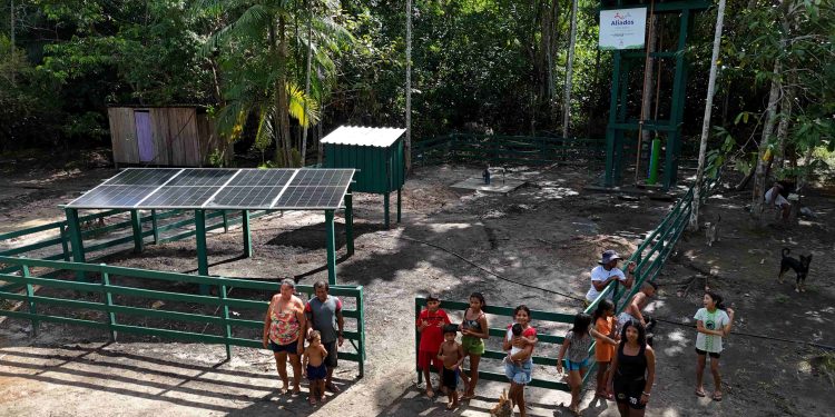 FAS leva água potável com energia solar a comunidade no Amazonas