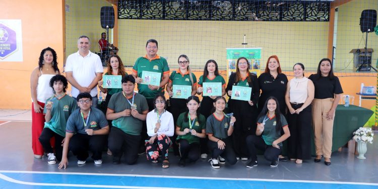 EE Suzana de Jesus Azêdo, em Parintins, é premiada com laboratório de informática na 4ª edição da Olitef