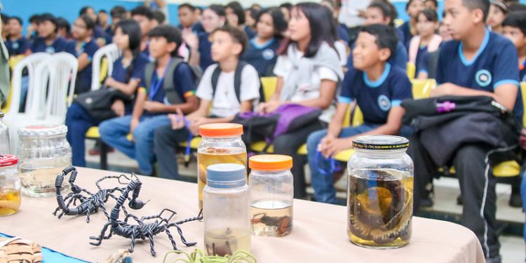 Oca Vai à Escola: Educação socioambiental transforma alunos em Manaus