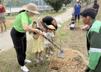 Ação de combate às queimadas e reflorestamento em creche de Manaus mobiliza comunidade local
