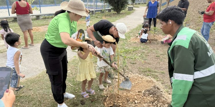 Ação de combate às queimadas e reflorestamento em creche de Manaus mobiliza comunidade local