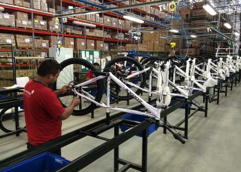 Produção de bicicletas no Polo Industrial de Manaus cresce com destaque para elétricas