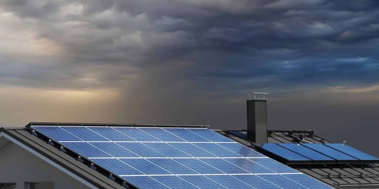 Energia Solar em Dias Nublados: Como Gerar Economia Mesmo Sem Sol