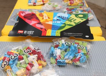 Kits LEGO Braille Bricks: Semed entrega material pedagógico inclusivo para professores