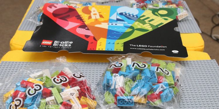 Kits LEGO Braille Bricks: Semed entrega material pedagógico inclusivo para professores