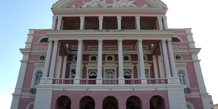 Concerto une música erudita e forró no Teatro Amazonas