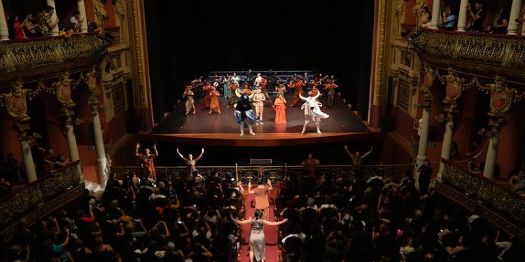 Regionalidades no Teatro Amazonas: espetáculo celebra cultura e diversidade