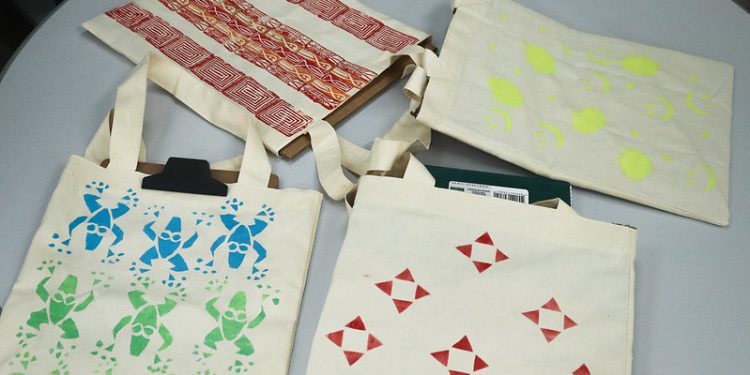 Oficina de estamparia em ecobags no Ceti Elisa Bessa Freire