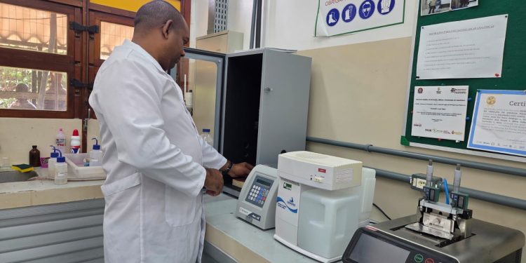 Sensor de grafeno para detecção de metais pesados na água
