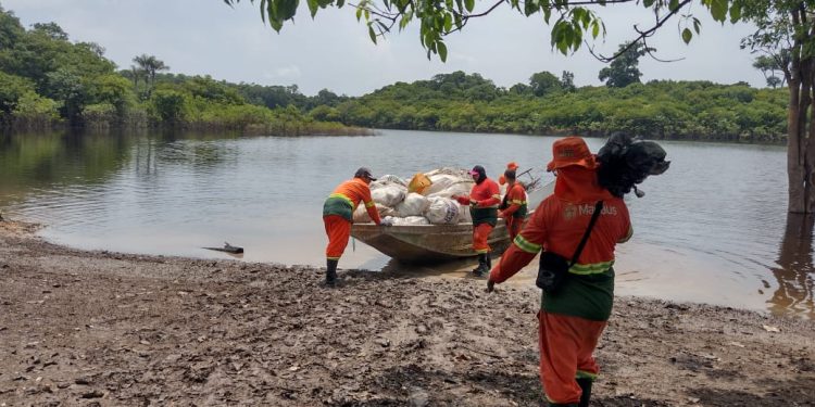 Coleta seletiva em comunidades ribeirinhas de Manaus é ampliada pela Prefeitura
