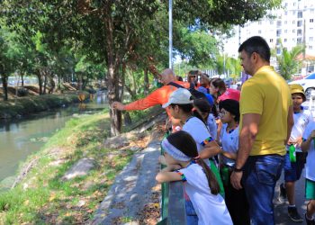 Passeio ecológico em Manaus ensina crianças sobre ecobarreiras