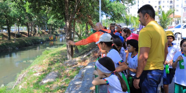 Passeio ecológico em Manaus ensina crianças sobre ecobarreiras