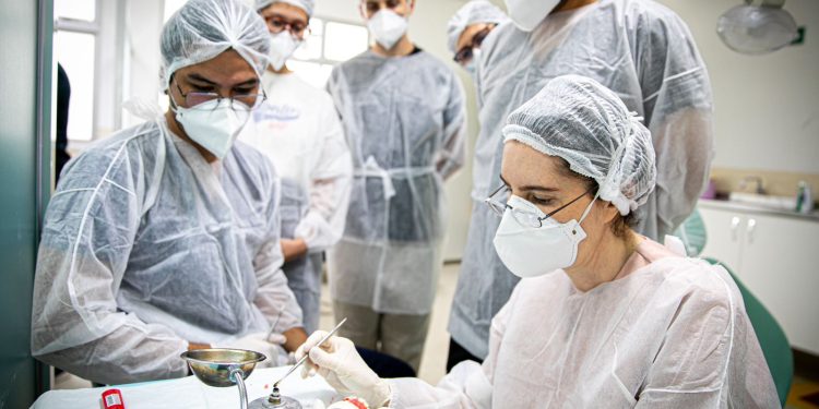 CEO/UEA: Atendimento gratuito em próteses bucomaxilofaciais no Amazonas