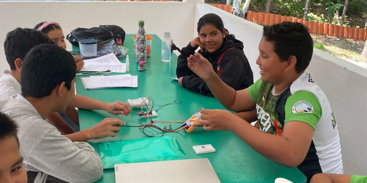 Escola São João Manaus Liga STEAM 2025: projeto ribeirinho é finalista de prêmio nacional