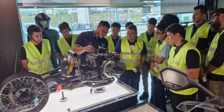 Alunos de Engenharia Mecânica da Fametro realizam visita técnica à BMW Motorrad Manaus