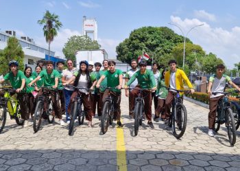 Visita à fábrica de bicicletas em Manaus aproxima alunos do mercado industrial