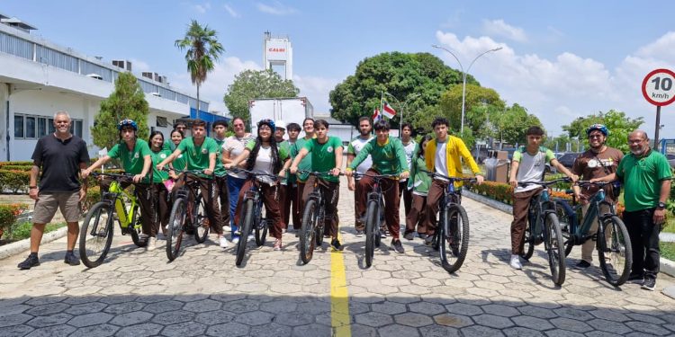 Visita à fábrica de bicicletas em Manaus aproxima alunos do mercado industrial