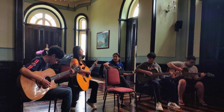 Recital de Violão movimenta o Salão Nobre do Palácio Rio Negro
