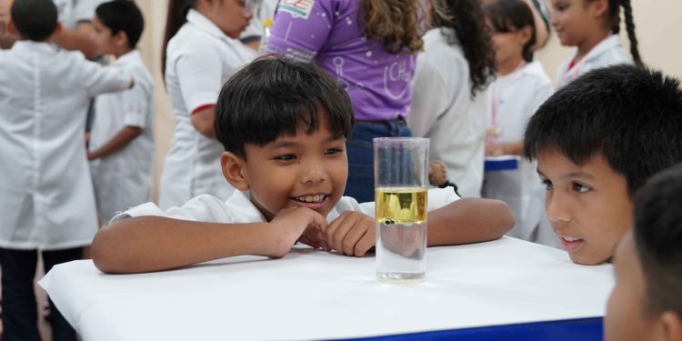 Projeto ‘Química com Kids’ do Colégio Dom Pedro II leva experimentos científicos a estudantes do Amazonas