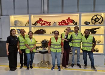 Guias da Cooperativa Amigos da Amazônia visitam fábrica da BMW